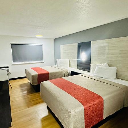 Evergreen Inn & Suites Portland (Adults Only) Екстериор снимка