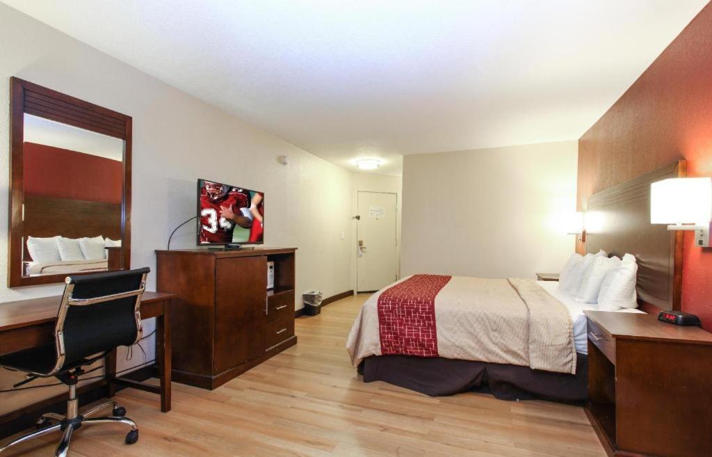Evergreen Inn & Suites Portland (Adults Only) Екстериор снимка