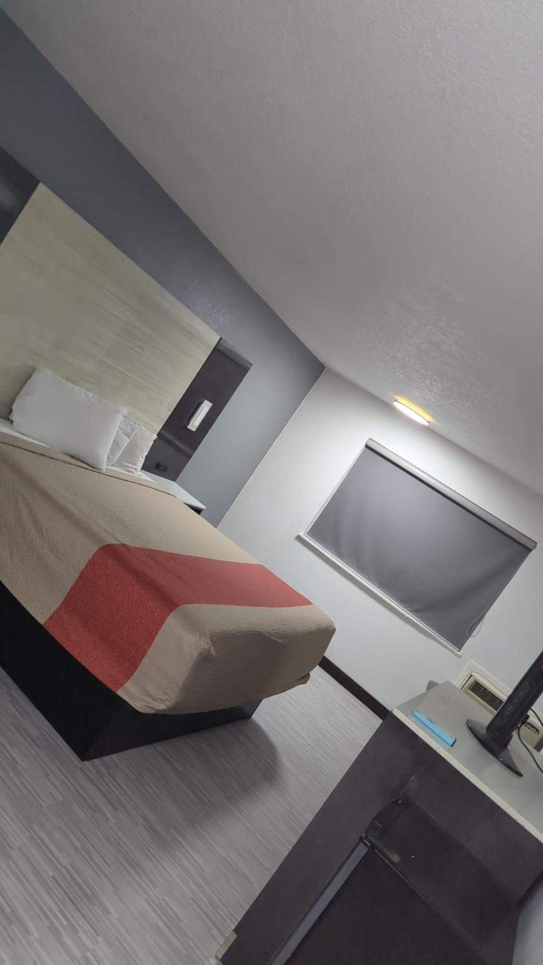 Evergreen Inn & Suites Portland (Adults Only) Екстериор снимка
