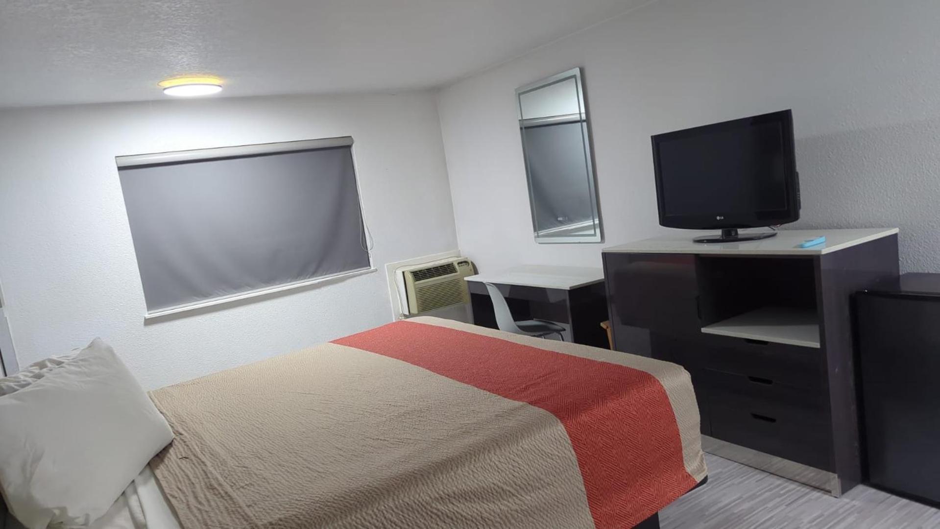 Evergreen Inn & Suites Portland (Adults Only) Екстериор снимка