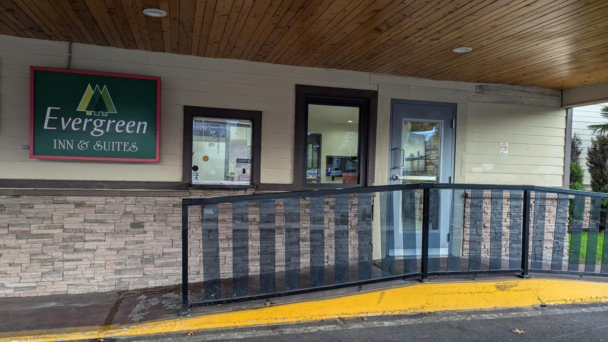 Evergreen Inn & Suites Portland (Adults Only) Екстериор снимка