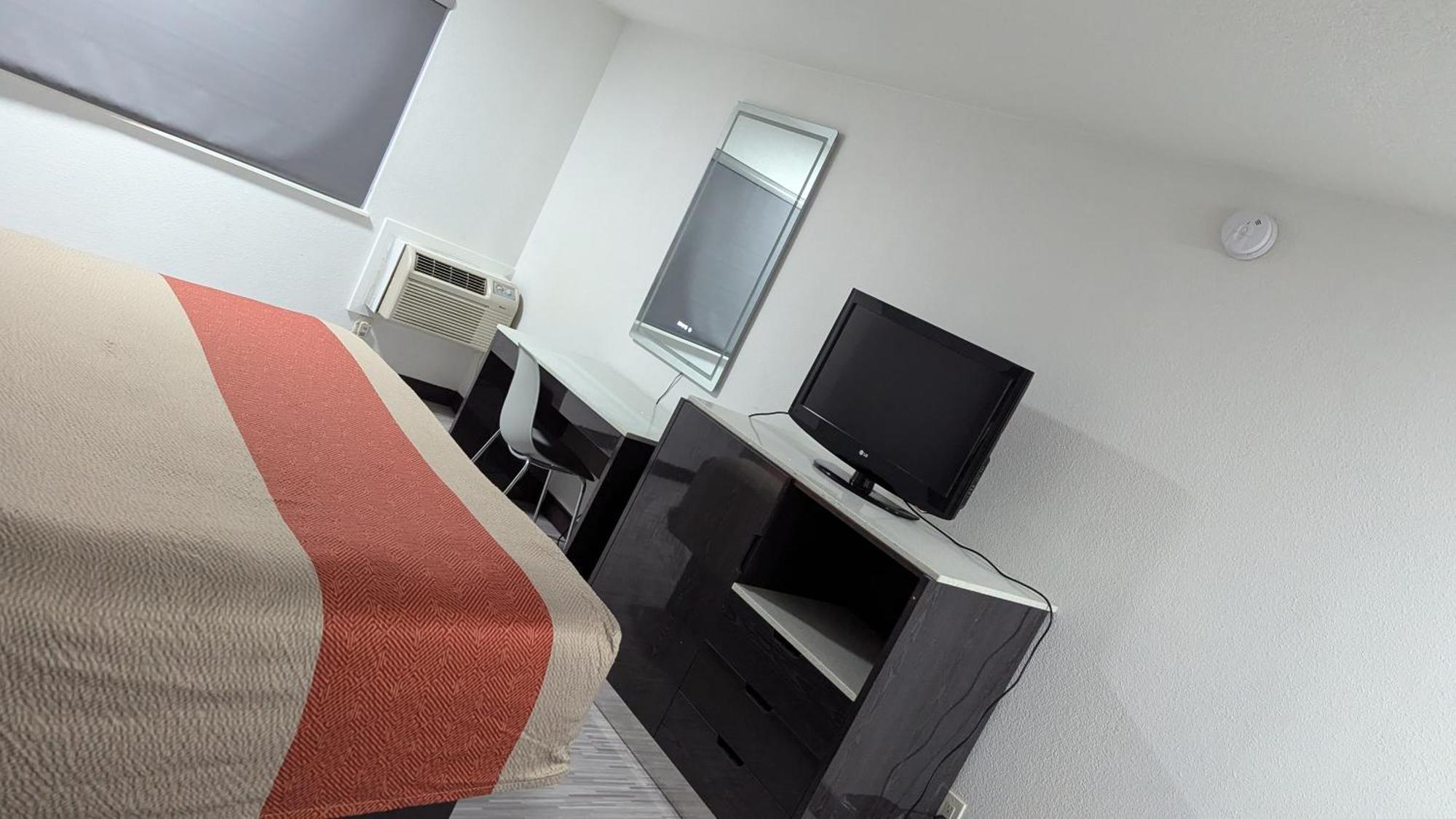 Evergreen Inn & Suites Portland (Adults Only) Екстериор снимка