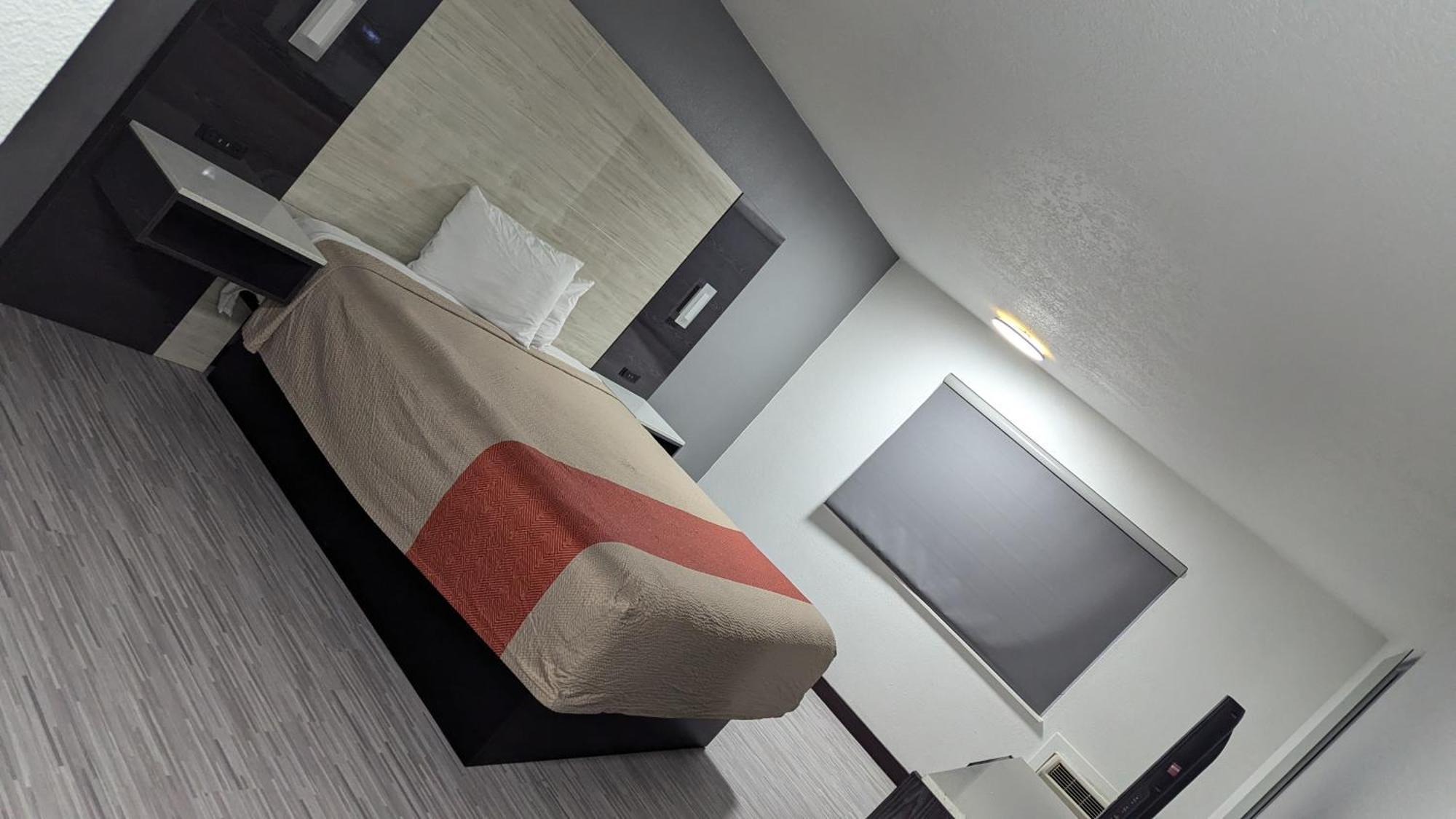 Evergreen Inn & Suites Portland (Adults Only) Екстериор снимка