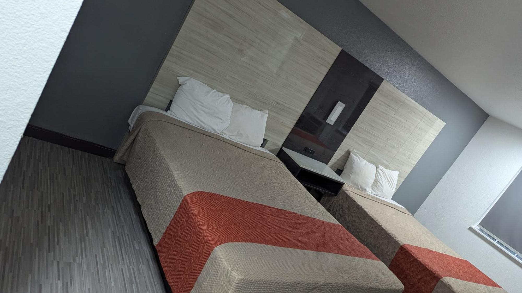 Evergreen Inn & Suites Portland (Adults Only) Екстериор снимка