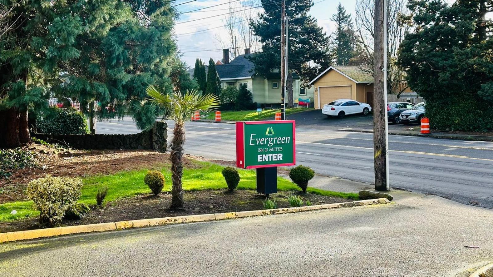 Evergreen Inn & Suites Portland (Adults Only) Екстериор снимка