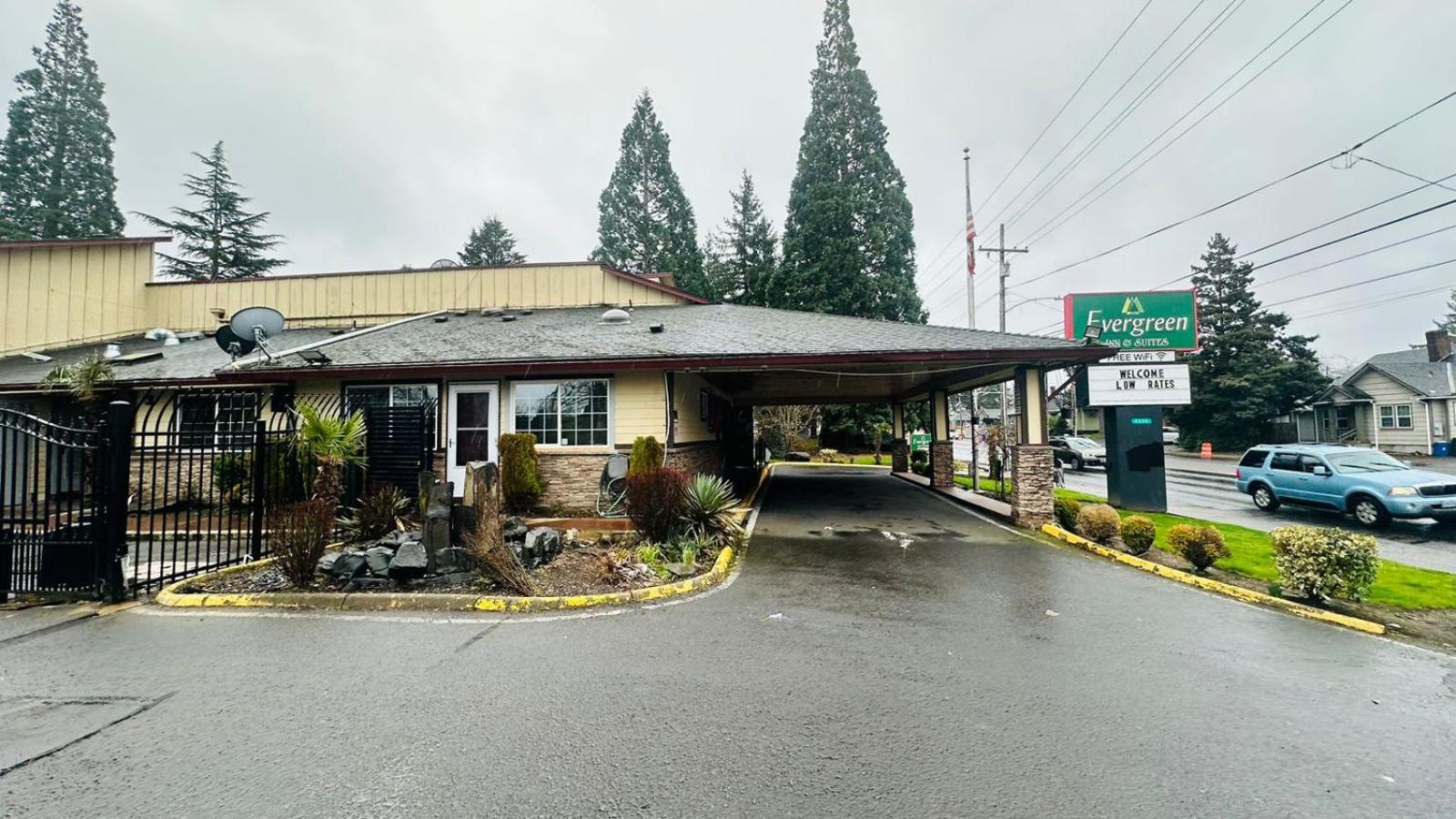 Evergreen Inn & Suites Portland (Adults Only) Екстериор снимка
