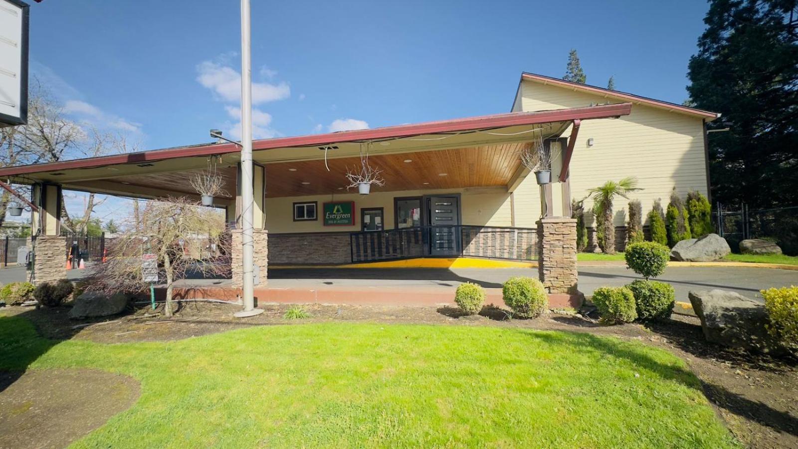 Evergreen Inn & Suites Portland (Adults Only) Екстериор снимка