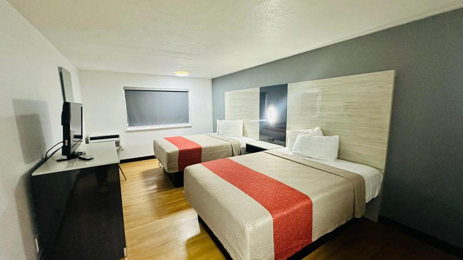 Evergreen Inn & Suites Portland (Adults Only) Екстериор снимка