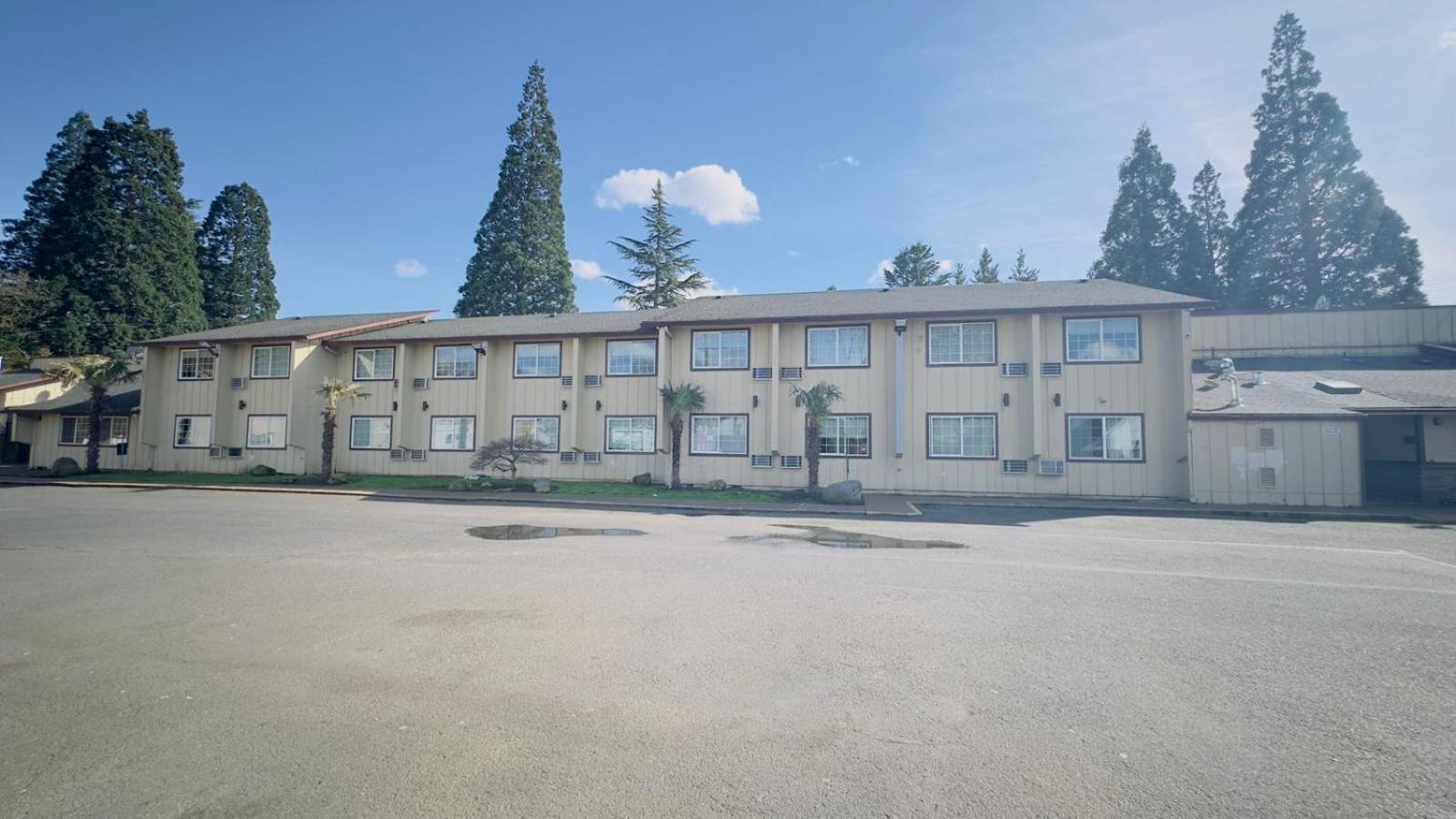 Evergreen Inn & Suites Portland (Adults Only) Екстериор снимка