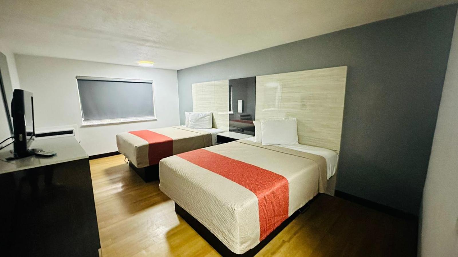 Evergreen Inn & Suites Portland (Adults Only) Екстериор снимка